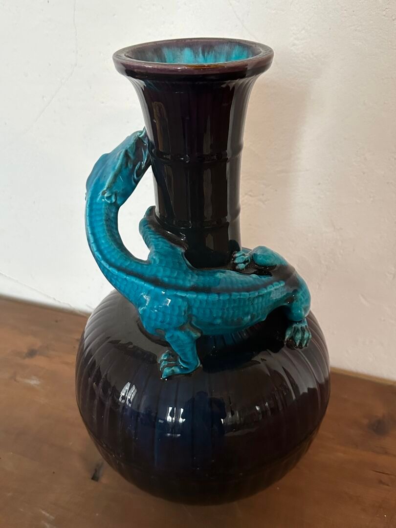 Null 泰奥多尔-戴克（1823-1891 年）
远东风格的高颈陶瓶，瓶身略带花纹，颈部饰有绿松石蓝色的蟠龙图案
背面有签名
H.38 厘米 
(原状，有一些&hellip;