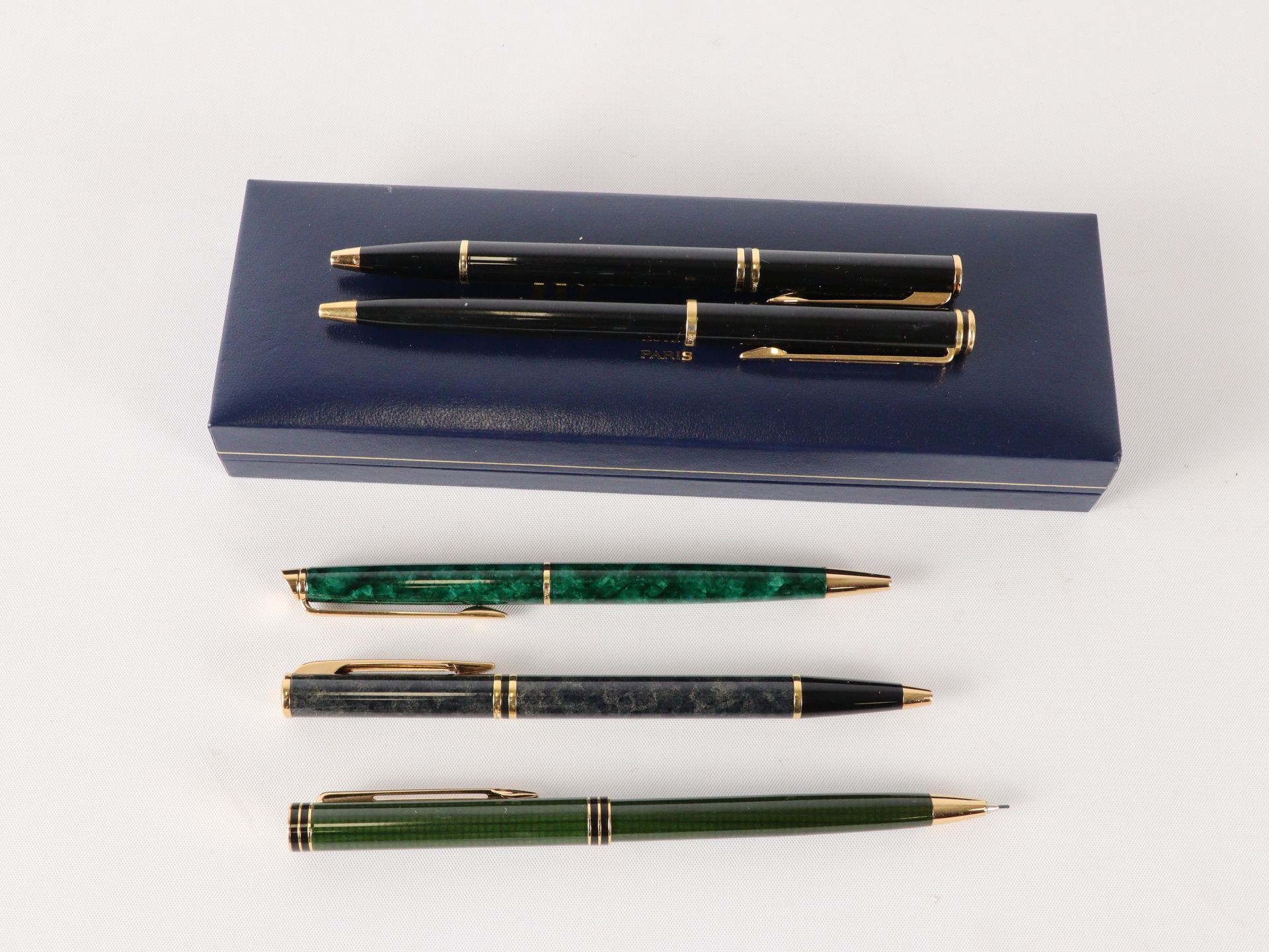 Null WATERMAN - Deux stylos bille en laque noir et attributs en métal doré. Dans&hellip;