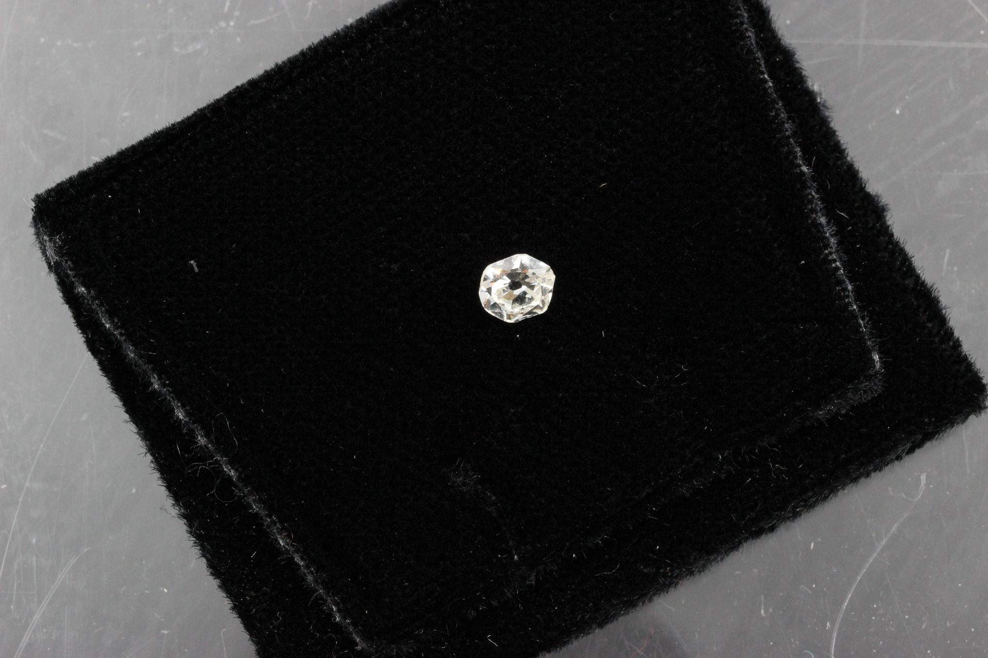 Null Diamant sur papier taille ancienne. Diamètre environ 4 mm. (égrisures)