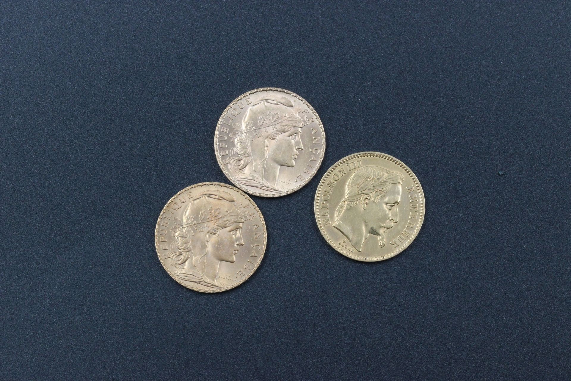 Null Trois pièces en or (900°/00) : une pièce de 20F or Napoléon III tête laurée&hellip;
