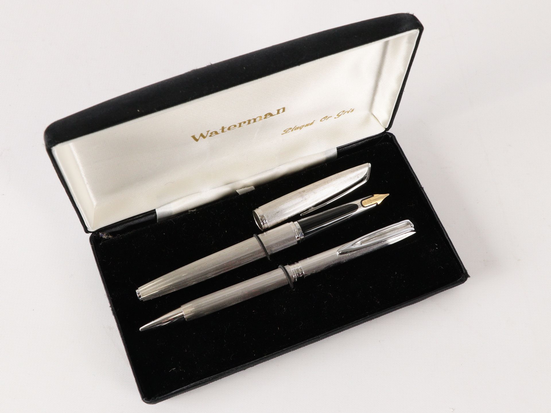 Null WATERMAN - Parure plaquée or gris et strié comprenant un stylo plume, la pl&hellip;