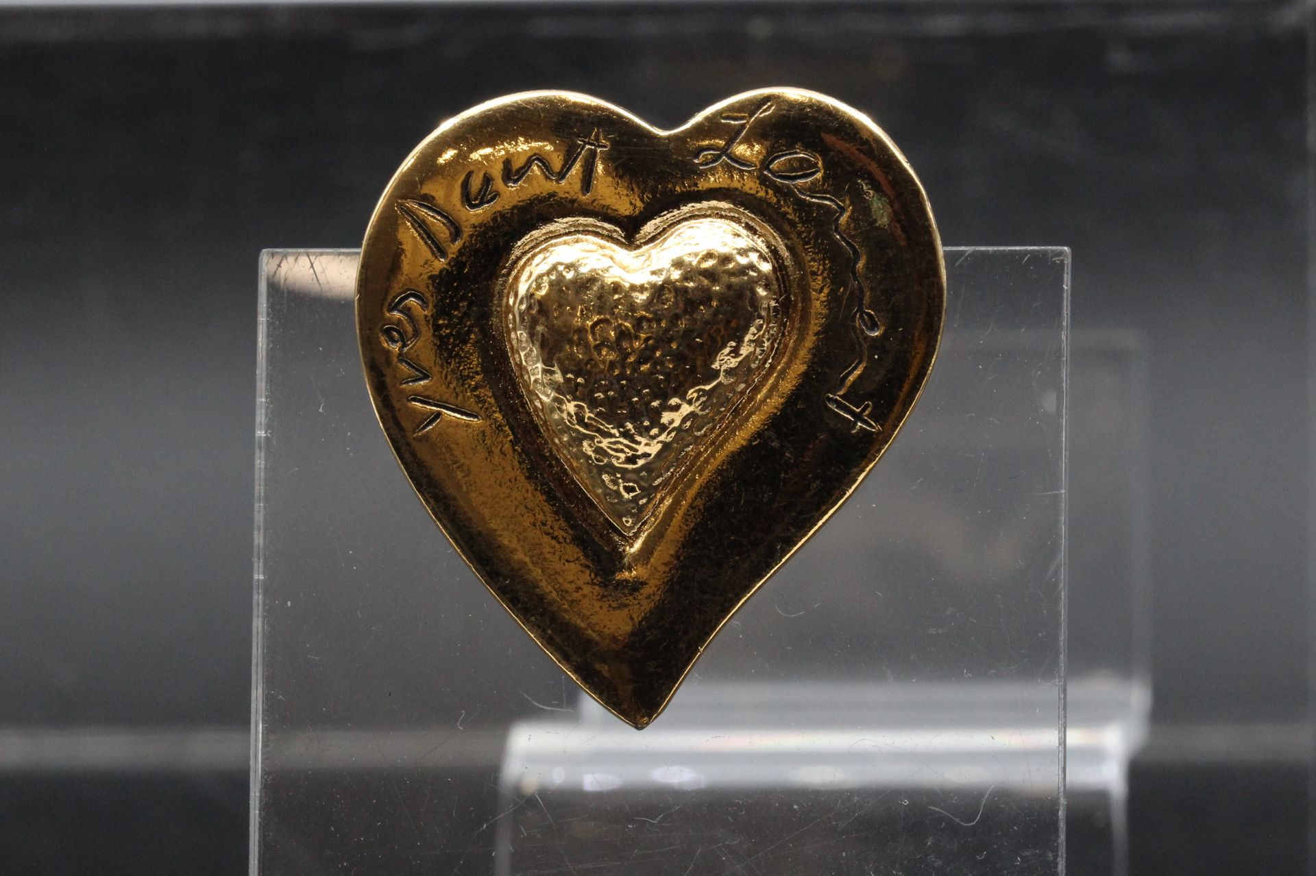 Null YVES SAINT LAURENT "In Love Again" - Broche en métal doré. Logo au dos. 4 x&hellip;