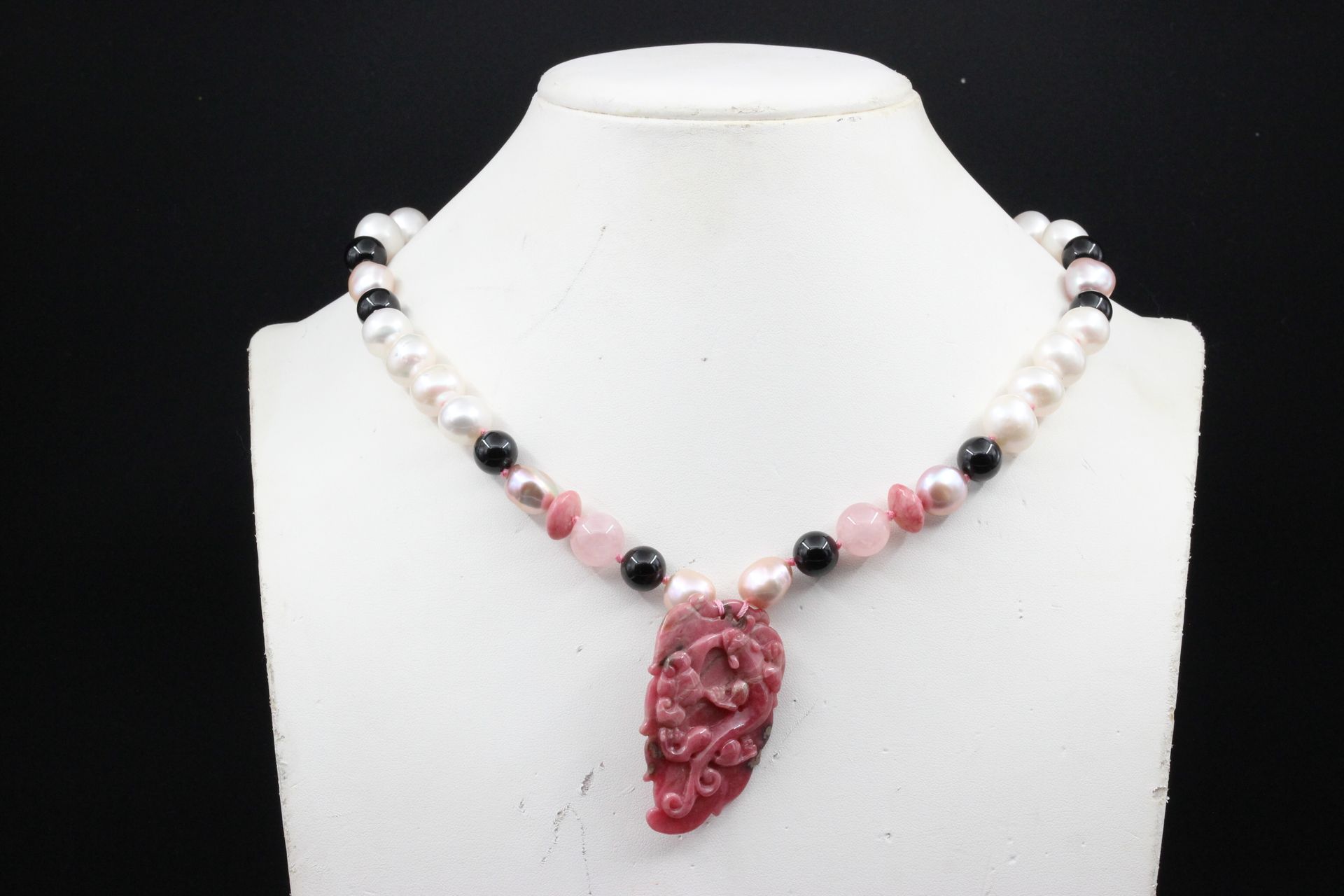 Null Collier de perles d'eau douce, rhodocrosite et quartz rose retenant en pend&hellip;