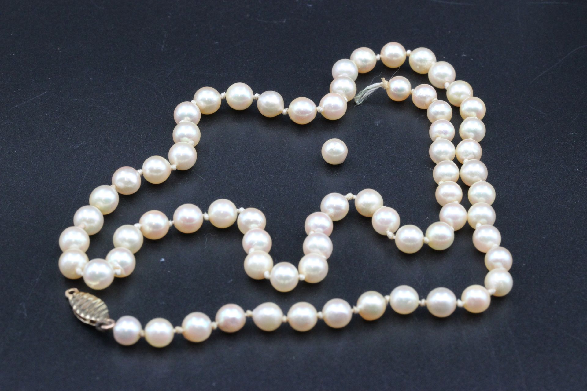 Null Collier de perles de culture, le fermoir en or jaune 18K (750°/00). (accide&hellip;
