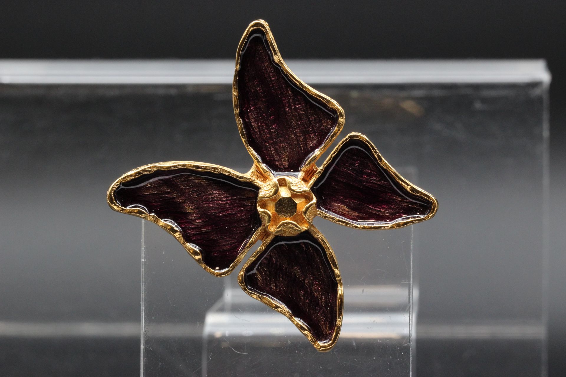 Null YVES SAINT LAURENT - Broche Papillon en métal doré émaillée de violet. Logo&hellip;