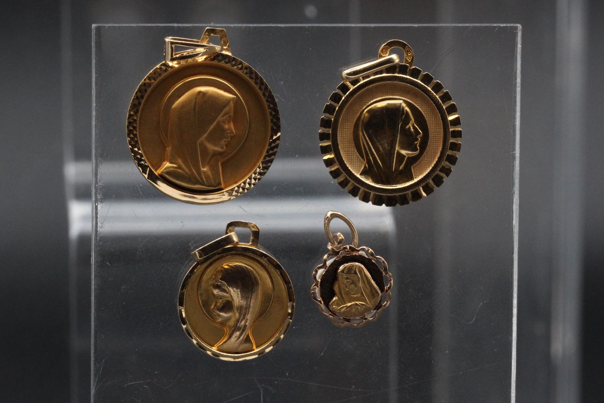 Null Lot de quatre médailles religieuses en or jaune 18K (750°/00). Poinçon tête&hellip;