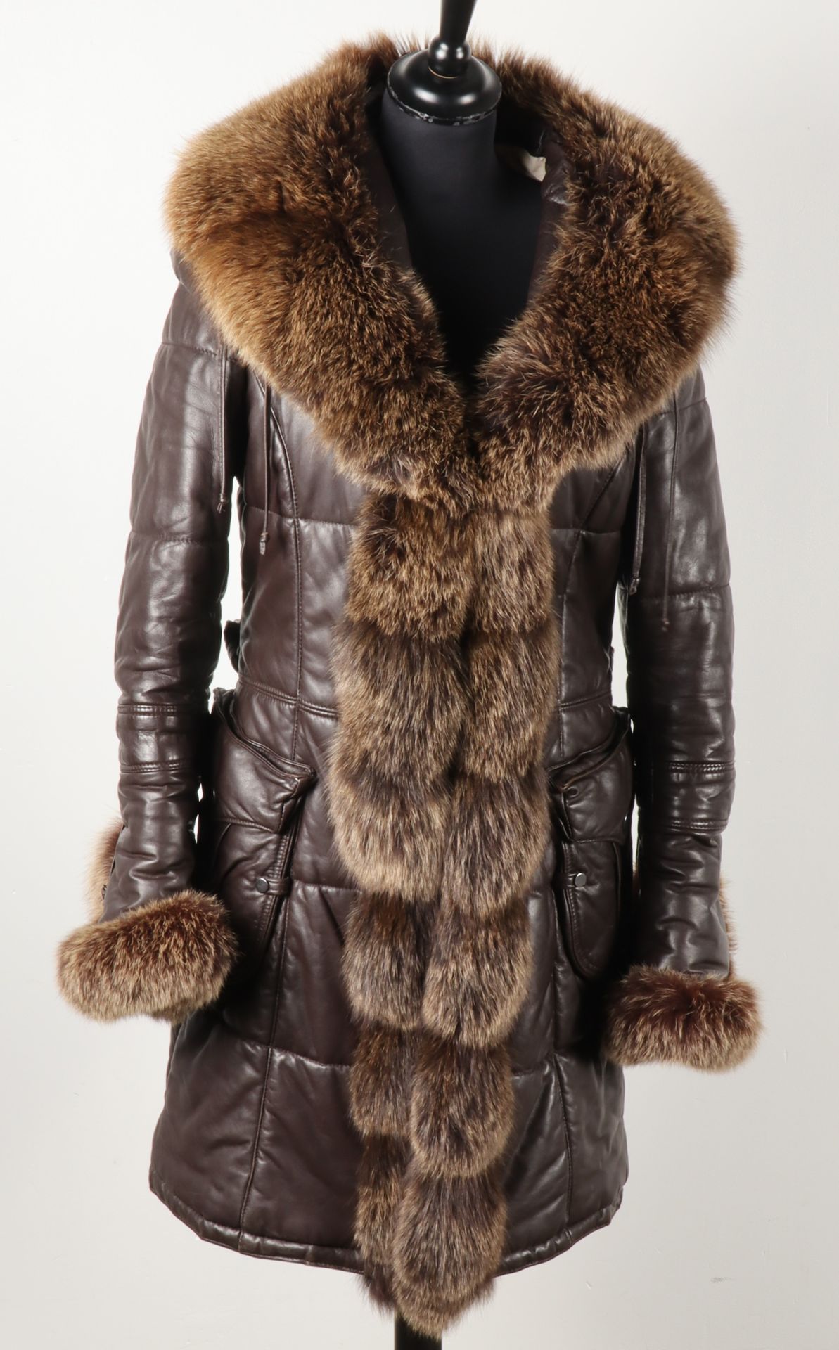 Null GIORGIO - Manteau ceinturé en cuir brun et fourrure à deux poches latérales&hellip;