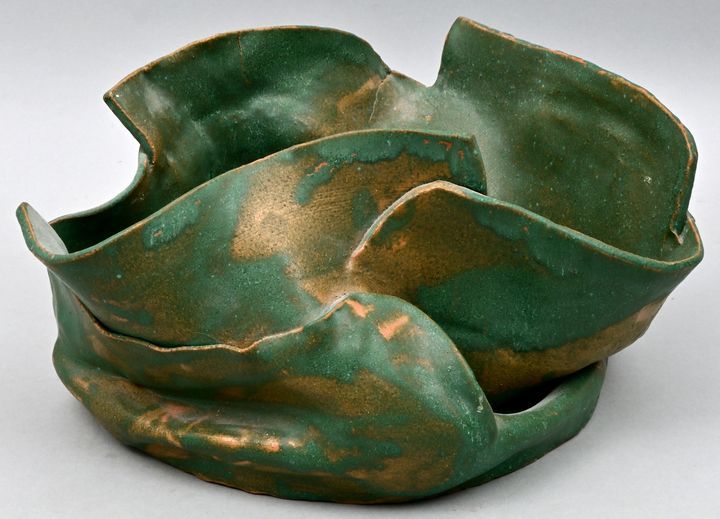 Schale / Bowl Monogramist MK（可能）大碗或花盆。粘土，绿色釉面。无符号。精心折叠的墙壁。D最大16厘米，高16厘米。 总统府的单片机&hellip;