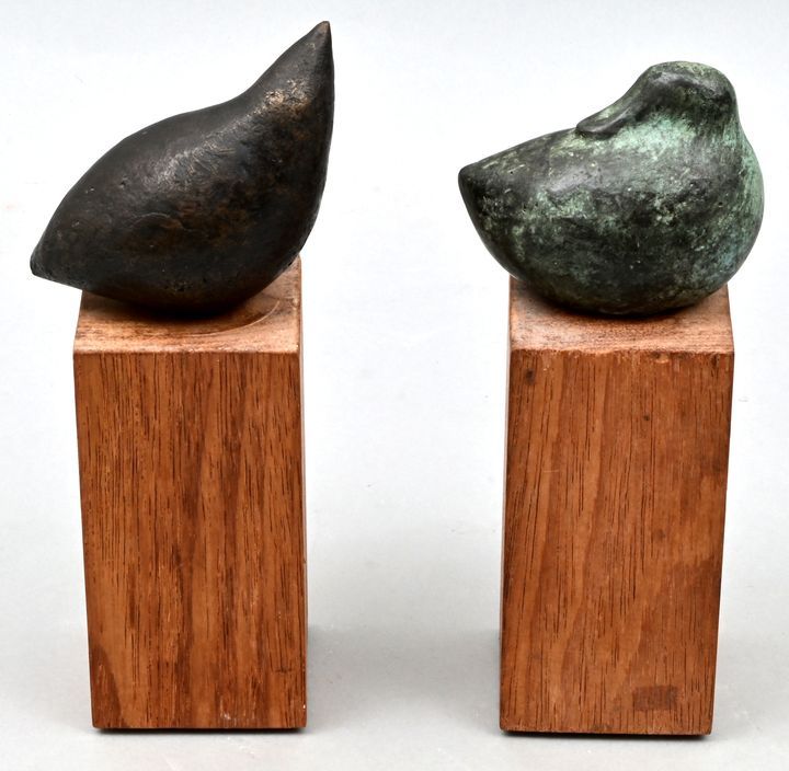 Zwei Vogel-Bronzen / Two Bird bronzes 两件小鸟青铜器 Bangert, Frits (1939哈勒姆).小鸭子。青铜，有光&hellip;