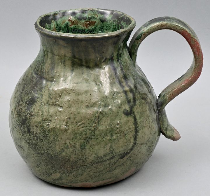 Große Henkelvase / Large Vase Monogramist MK 带手柄的大花瓶，呈壶形。陶瓷，施以不同程度的绿色和黑色的釉面。2000&hellip;