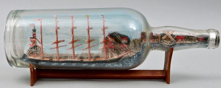 Buddelschiff / Ship in a bottle 瓶子里的船 五桅帆船波托西号在普鲁士国旗下航行，前面是荷兰的风景。玻璃瓶中的木头和造型粘土，装在&hellip;