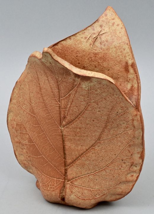 Blatt-Vase / Leaf-shaped vase Monogramist MK叶子形状的装饰花瓶。陶瓷，镶嵌和上釉。2000年左右，在叶子上缘的内侧有&hellip;