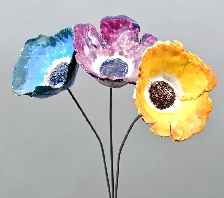 Keramikblumen / Flowers 三朵装饰花陶瓷，彩色，上釉。2000年左右，没有签名。罂粟花的颜色是黄色、紫色和绿松石蓝。每个都在一个金属棒上，&hellip;