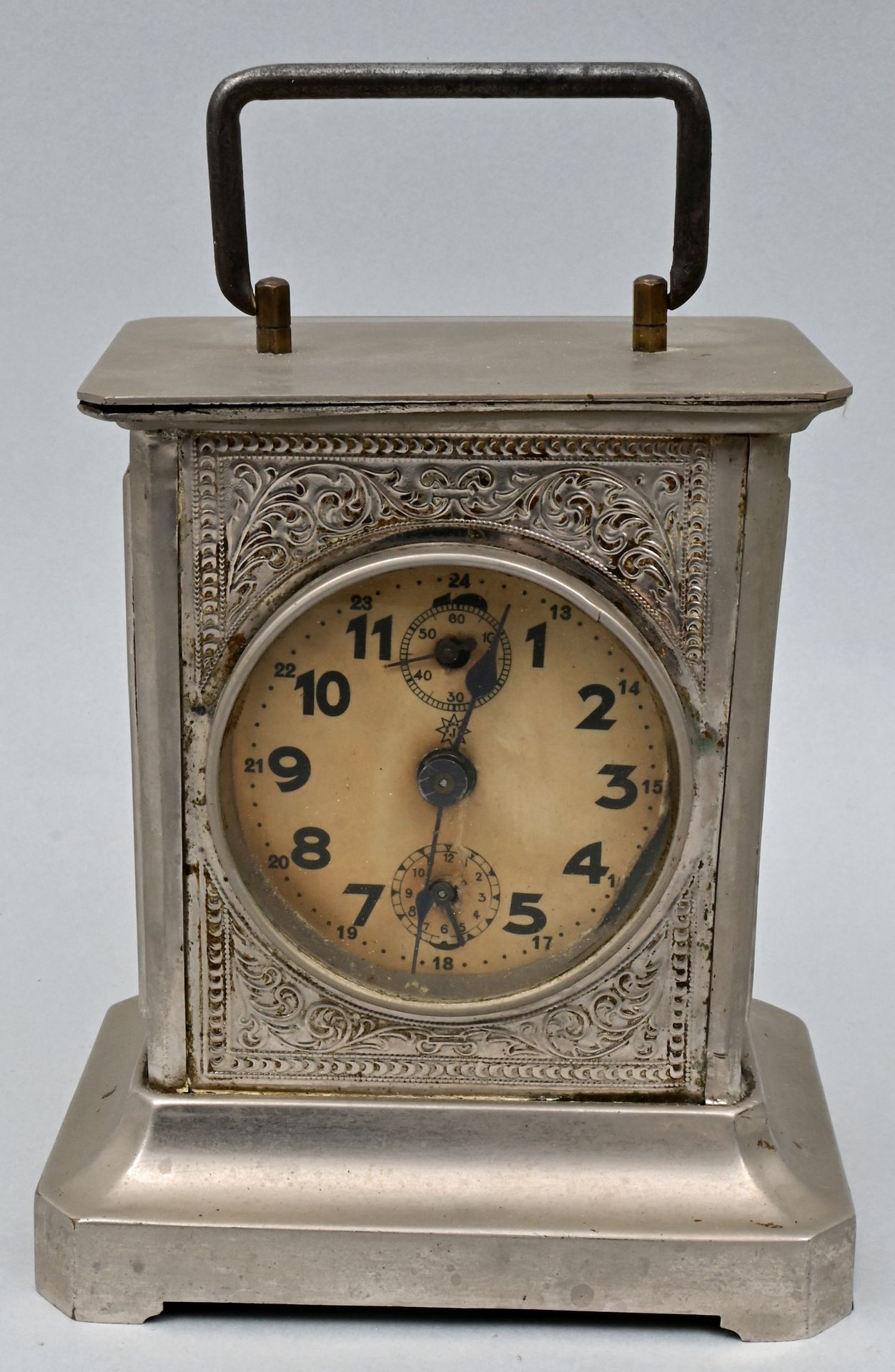 Tischuhr / Table clock 桌钟/旅行钟，Schramberg, Gebr. Junghans, 约1900年 金属板外壳，侧面上釉，表盘变色&hellip;