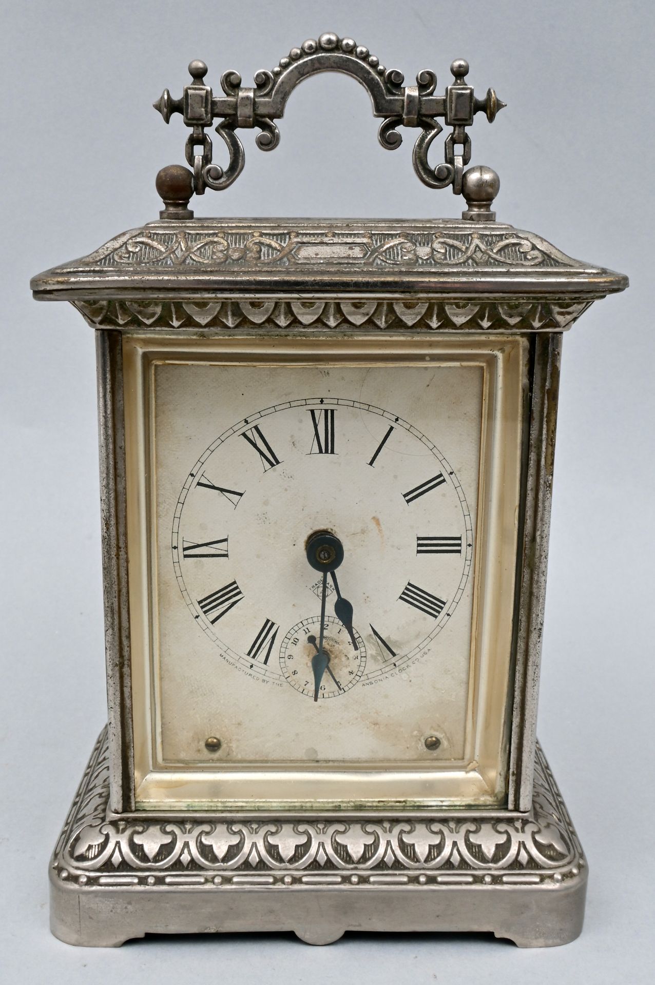 Tischuhr / Table clock 座钟/旅行闹钟，美国，Ansonia Clock Comp.，约1900/1920年（黄铜）金属片外壳，压花，表盘&hellip;