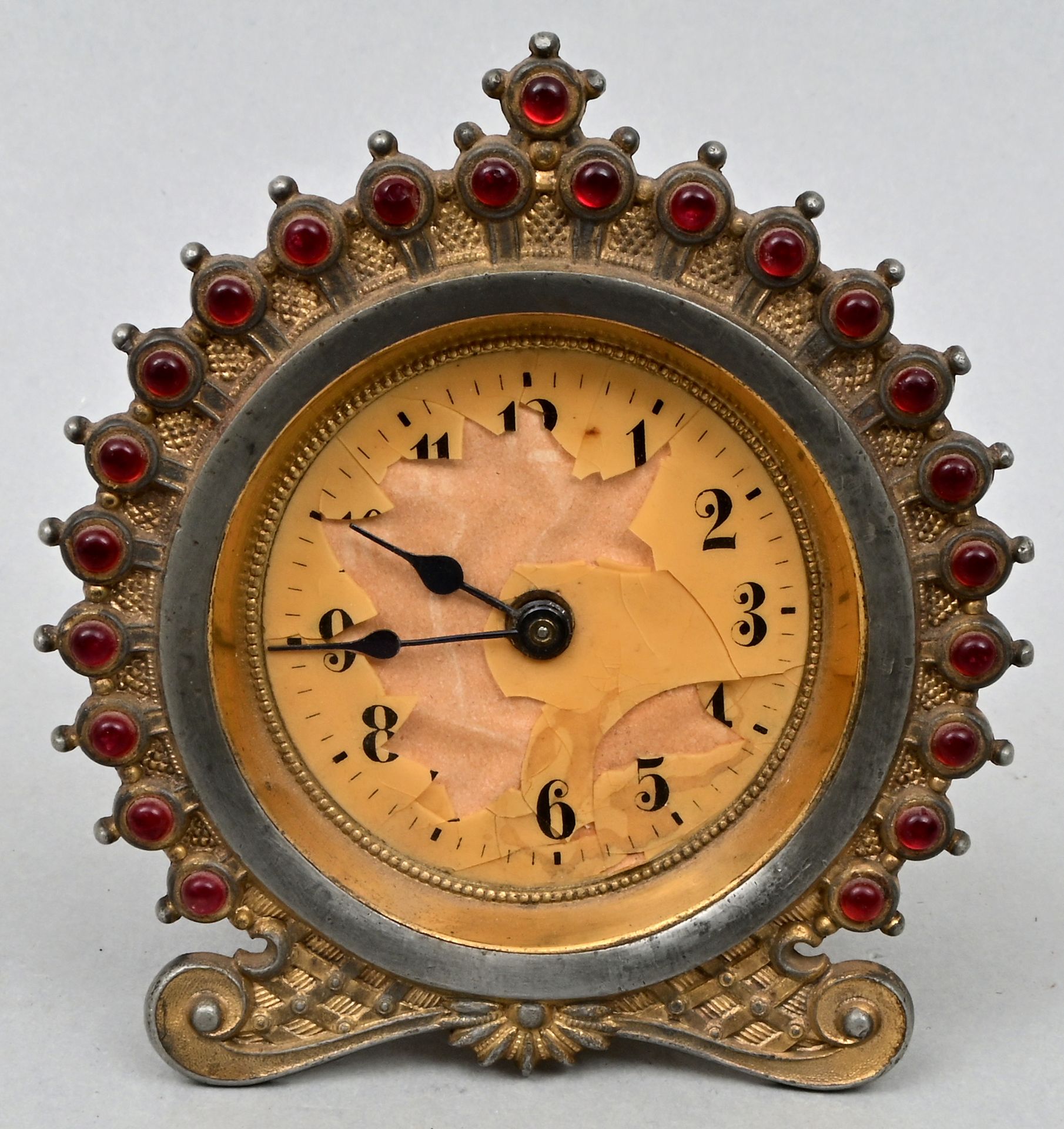 Kleine Tischuhr, beschädigt/ table clock Kleine Tischuhr, um 1900 Gehäuse Messin&hellip;