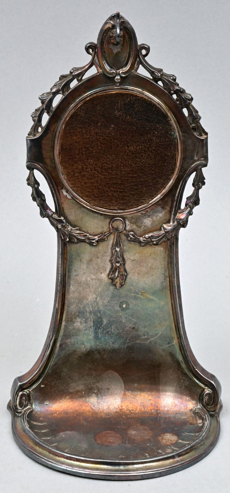 Taschenuhrständer, Silber / Pocket watch stand 怀表架，德国，约1900年 镀银金属。月桂树花环的装饰。背面部分用&hellip;