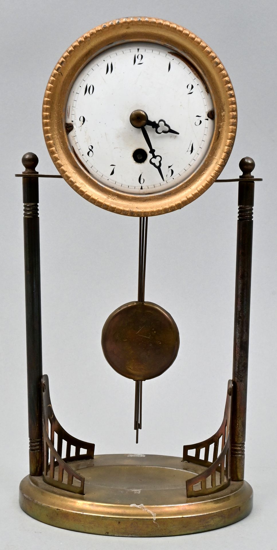 Tischuhr / Table clock 简易台钟，维林根/黑森林，卡尔-维尔纳钟表厂，约1900年 黄铜外壳，位于两根支柱/柱子上，珐琅表盘（发丝状裂纹）&hellip;