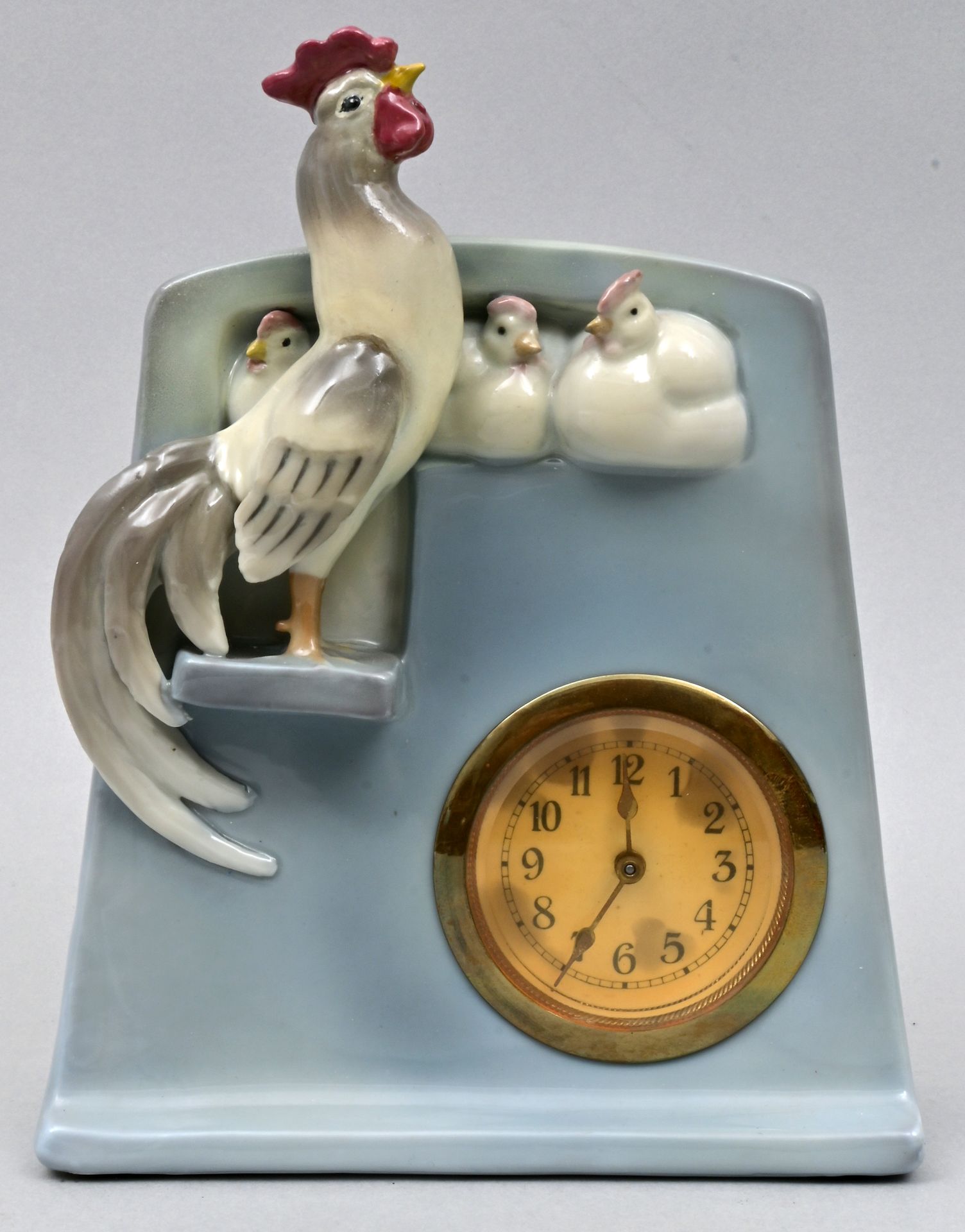 Tischuhr Hahn / Table clock 新艺术风格的瓷质表壳台钟，1910年左右 瓷器上有釉下装饰。箱子作为鸡舍，上面有一只打鸣的公鸡，窗户上有&hellip;