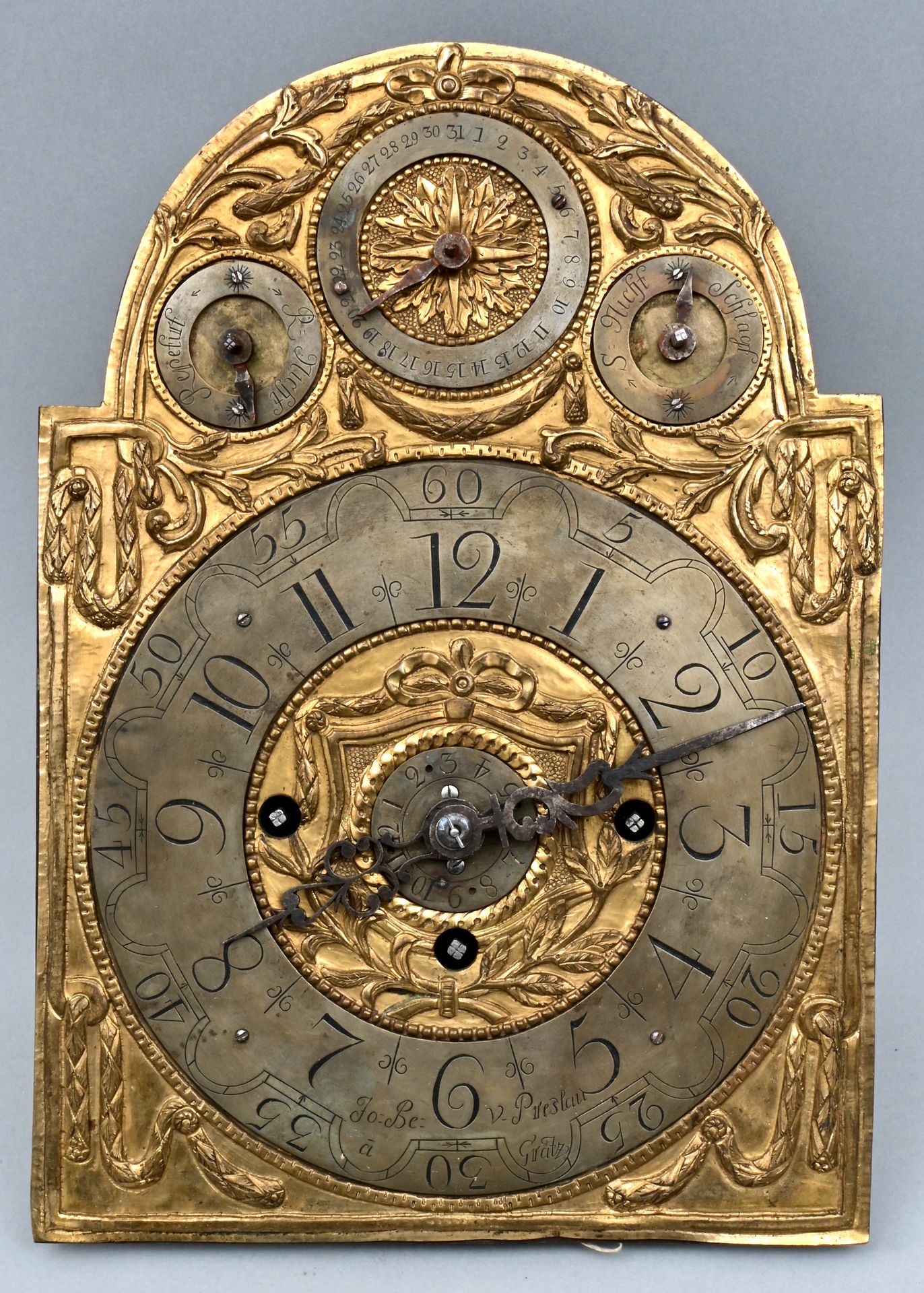 Wanduhr / Wall clock 挂钟，18世纪下半叶。 饰有花环的铜板，银色或镀银的表盘，阿拉伯数字和阿拉伯数字分钟，额外的显示（包括月份），两个铃铛&hellip;