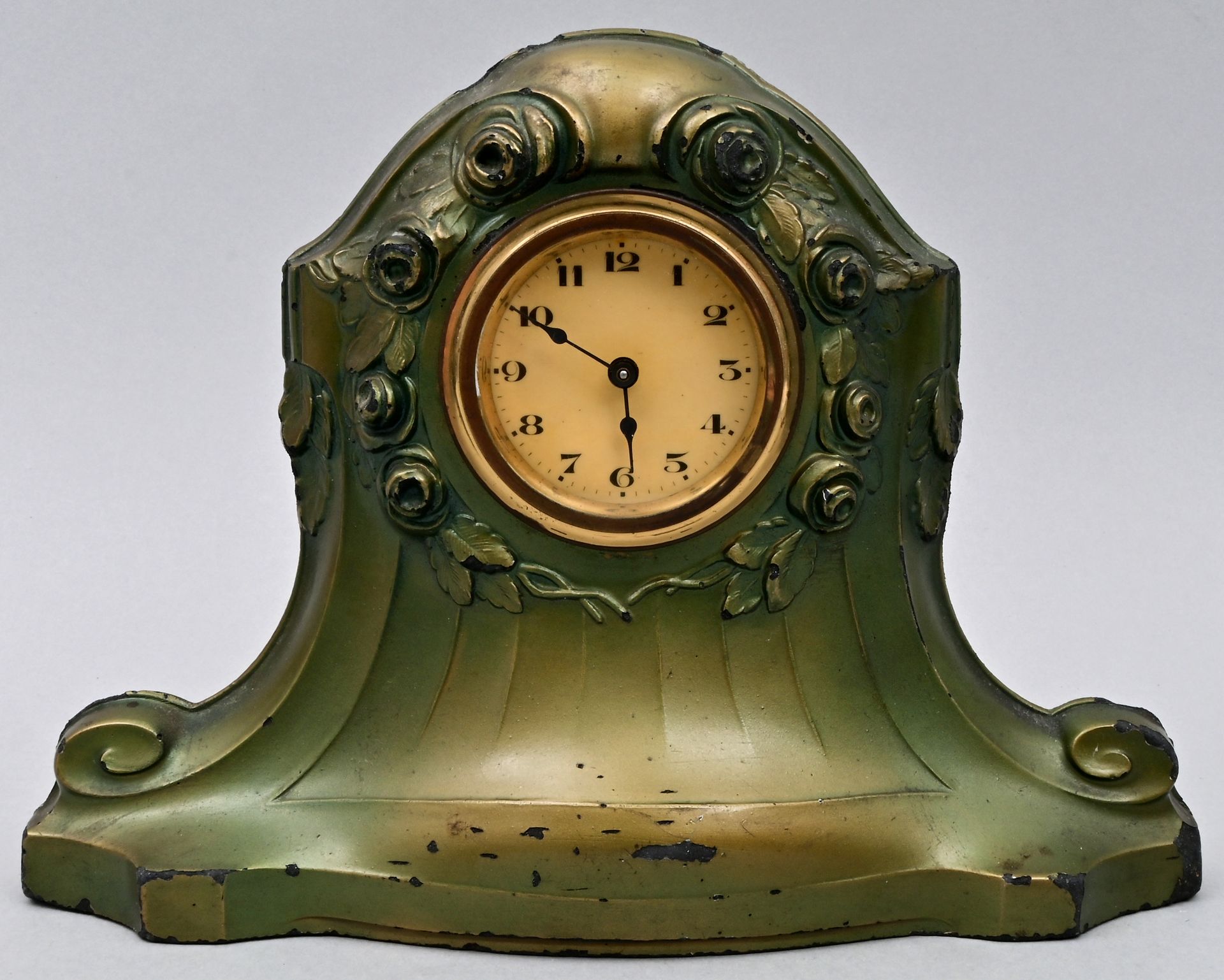 Tischuhr / Table clock 台钟，1900年左右 房屋铸造的金属（锌铸造），有类似青铜的光泽，玫瑰浮雕。部分缺损。淡黄色表盘，梨形指针。机械机&hellip;