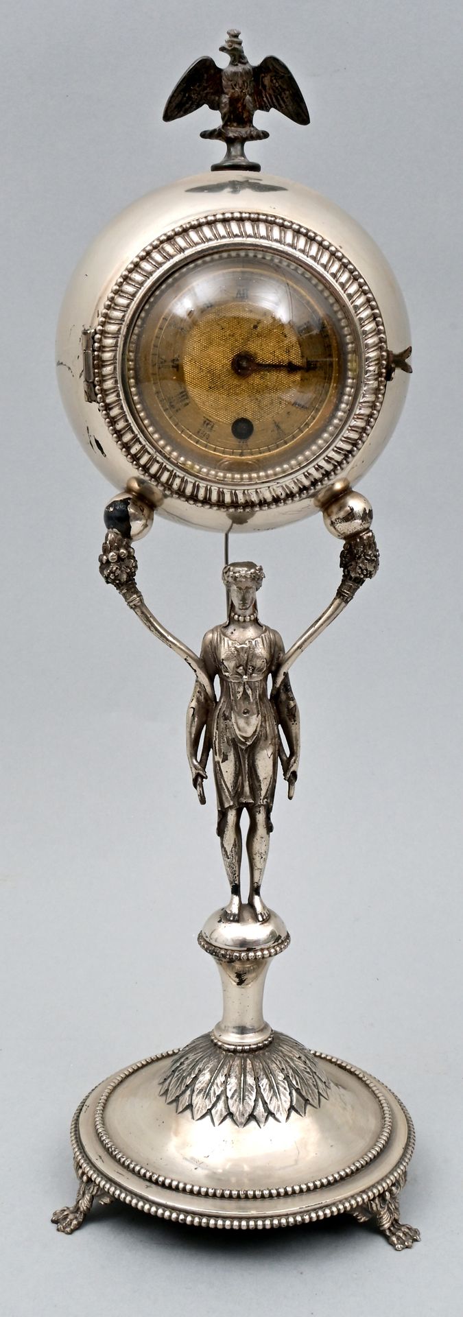 Tischuhr mit figürlichem Schaft / Table clock 古典主义桌摆，维也纳，约1820年 镀银表壳，带有完全雕塑化的人物轴&hellip;