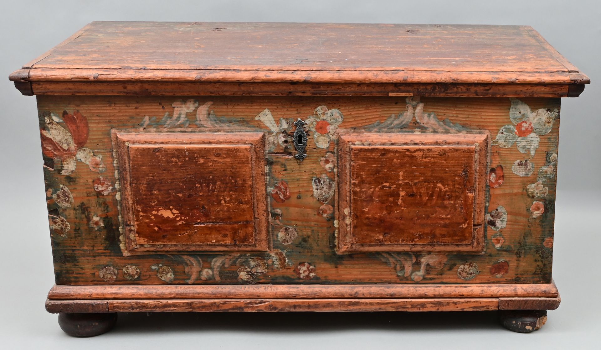Truhe / Chest 柜子，1800年左右 软木，内部有小的额外隔间，精致的花卉绘画。岁月的痕迹。51 x 91 x 47. 胸部，大约1800年软木，里&hellip;
