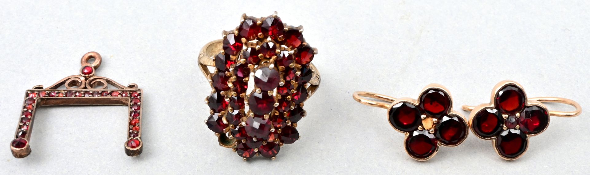 Paar Ohrhänger, Ring, Anhänger, Granat / Garnet jewellery Small assemblage of ga&hellip;