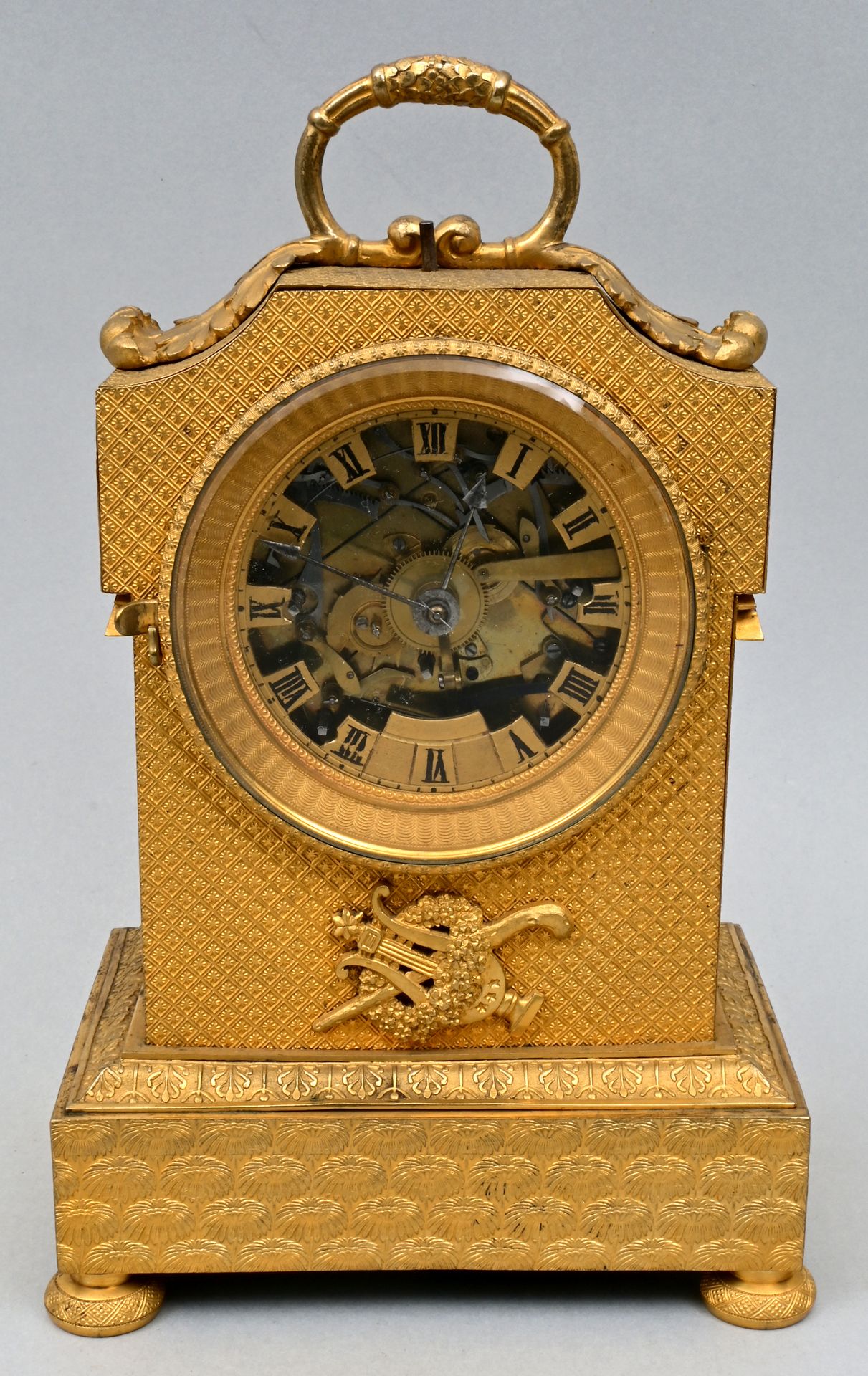 Tischuhr/ Reiseuhr 座钟/旅行钟，维也纳，19世纪上半叶。装饰的黄铜外壳，镀火，置于半球形的脚上。 切割出来的表盘，可以看到齿轮，铁指针。荔枝&hellip;