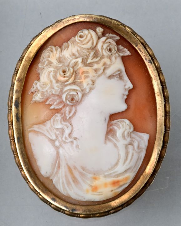 Kameenbrosche/ cameo brooch 浮雕胸针，19世纪。 银质镀金的椭圆形底座，贝壳浮雕，精细雕刻的年轻女子的轮廓画像，风格古朴。带安全扣的&hellip;