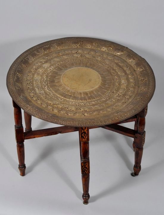 Rauchtisch / Smoker´s table Table à fumer, piétement en bois à 6 pieds, sculptur&hellip;