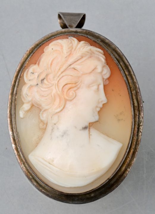 Kameenbrosche/ cameo brooch 浮雕胸针，约1900年 椭圆形镶嵌银800，贝壳浮雕，雕刻着一个年轻女人的侧面肖像。针扣和孔眼。高40毫&hellip;