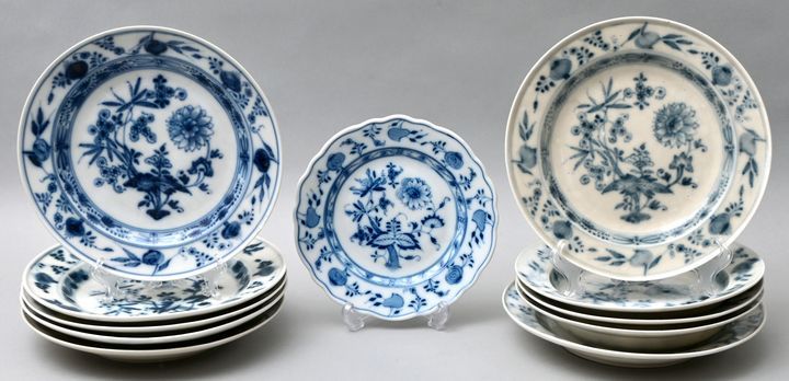 11 Teller, ZM/ 11 plates Lot de 11 assiettes à motif d'oignons, Meissen, 18e s. &hellip;