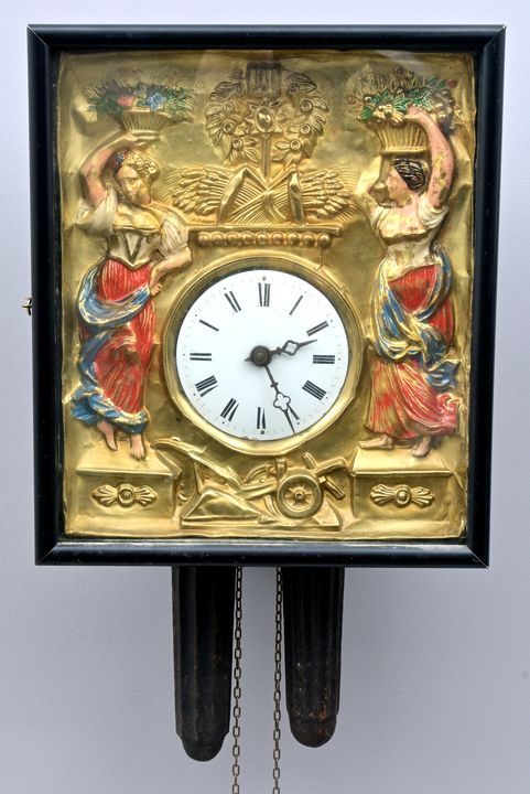 Rahmenuhr / Frame clock 框架钟，黑森林，19世纪。 木质框架，黑色饰面，黄铜正面，压花：感恩节，冷画。珐琅数字，四个指针。摆式机芯，链上&hellip;