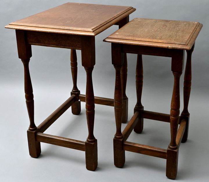 Satztische/ two side tables Two set tables, around 1920 oak, turned legs, block &hellip;