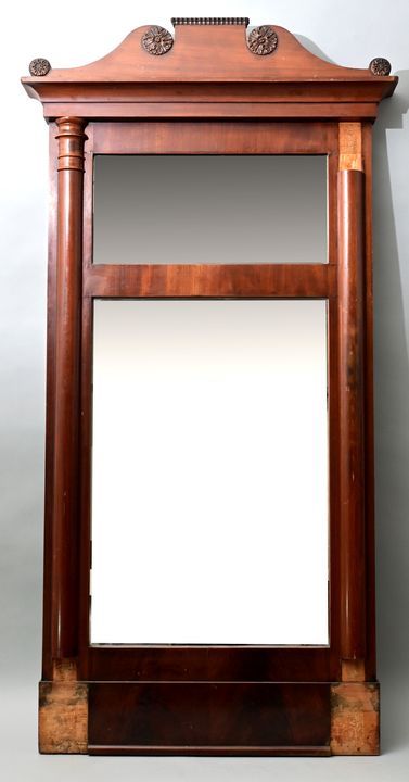 Konsolspiegel/ wall mirror 威廉时期的控制台镜子，19世纪下半叶，软木上的胡桃木饰面，长方形格式，有两个半圆柱，分为两部分，弯曲的檐板&hellip;