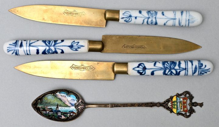 Drei Obstmesser + Souvenirlöffel/ fruit knifes and spoon 三把水果刀和纪念勺，19世纪下半叶。 水果刀的&hellip;