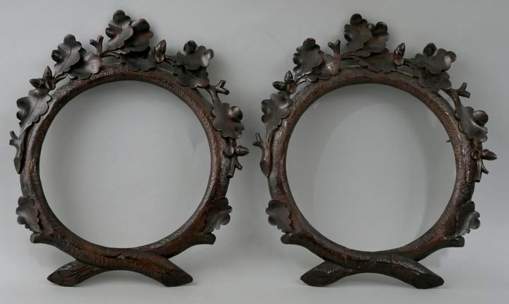 Paar Rahmen/Two frames 一对有狩猎图案的圆框，19世纪下半叶。 硬木，雕刻，深色染色。模板上雕刻着树枝和橡树叶。直径29厘米（折叠式），2&hellip;