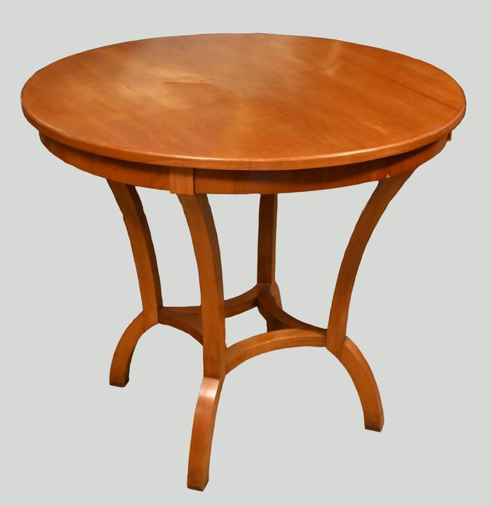 Runder Tisch/ table 圆桌，比德梅尔风格的时代家具，樱桃木贴面的盲木，框架有四条腿的曲线，顶部有两个贴面的损害。框架用胶合剂连接。高78厘米，&hellip;
