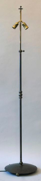 Stehlampe / floor lamp Lampadaire, vers 1930 Pied rond en laiton à décor martelé&hellip;