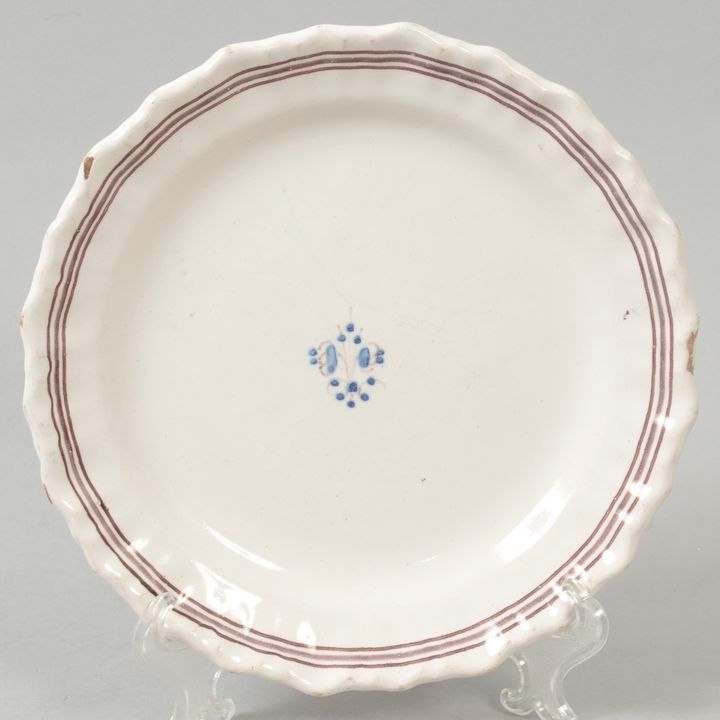 Fayence-Teller / Plate Assiette en faïence, France, 18e/19e s. Bord façonné, déc&hellip;