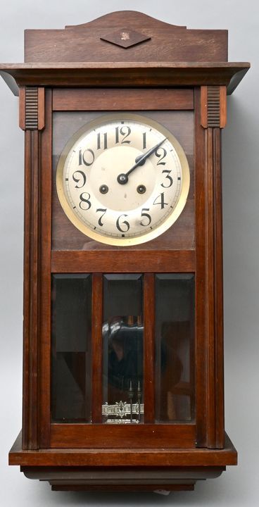 Regulator/ wall clock 调节器，德国，约1910/20 漏斗状针叶木外壳，正面有切面玻璃的玻璃。外壳背面略微翘起。浅银色表盘，黑色阿拉伯数字&hellip;