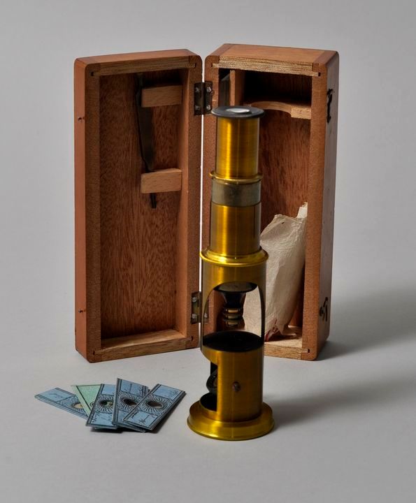 Trommelmikroskop / Microscope 盒装鼓式显微镜，19世纪。黄铜，手动拉出，由底座中的旋转镜照明。制造商不详。配有：11张幻灯片、镊子&hellip;