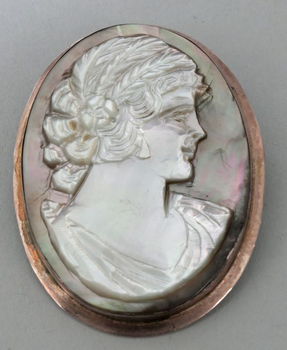 Brosche/ brooch Brosche mit Profil einer Dame Perlmutt, Silber Sammlernummerieru&hellip;