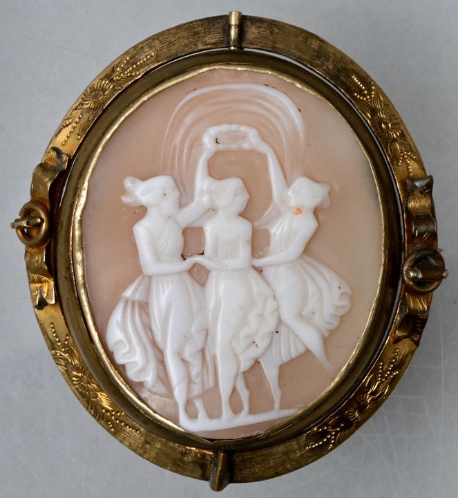 Kameenbrosche/ cameo brooch Cameo brooch, 19th ct. Brass oval mounting with rema&hellip;