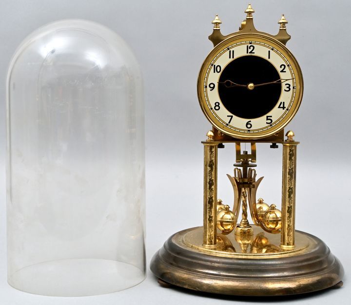 Jahresuhr / Annual clock Horloge annuelle, 2e moitié du 20e siècle, signée au do&hellip;