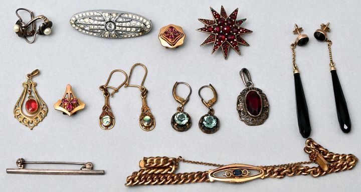 Konvolut Modeschmuck/ 16 items of jewellery 混合服装珠宝，E. 19/20世纪初，16件：a) 一对耳环，银835，&hellip;