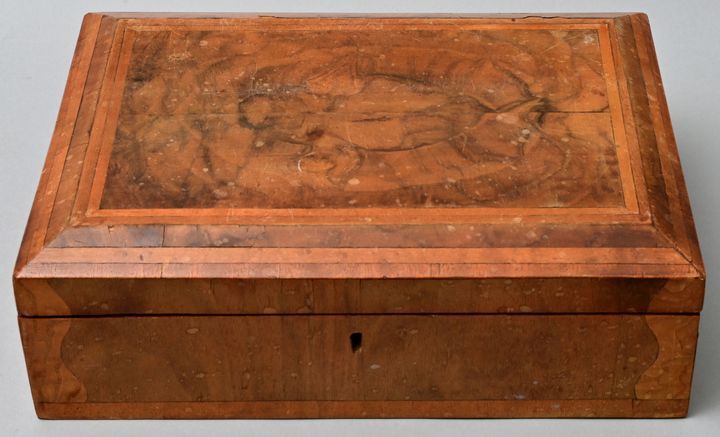Holzkassette/ wooden box Coffret en bois, 19e siècle. Plaqué en noyer, frêne et &hellip;