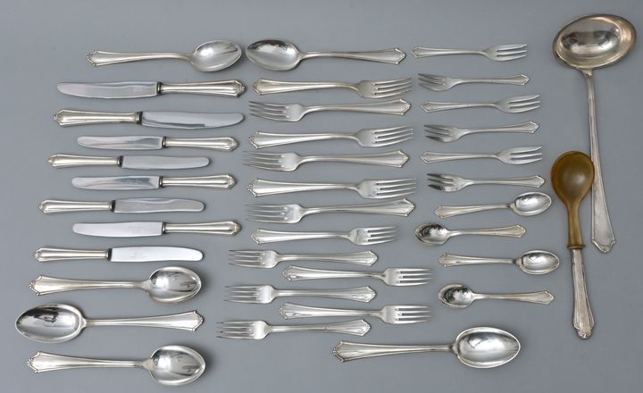 Teilbesteck, 38 Teile/ 38 pieces silverplated cutlery 38 pièces pour un service &hellip;