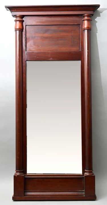 Konsolspiegel/ wall mirror 威廉时期的控制台镜子，19世纪下半叶，桃花心木贴面，矩形格式，有两个半柱子，有转动的柱头。顶冠缺失，孤立的&hellip;